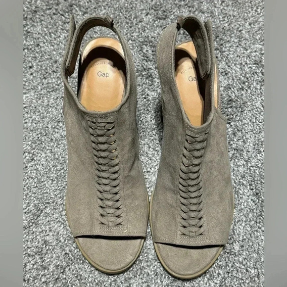 GAP Shoes - Gap Peep-Toe Braided Stacked Heel Sandal. Taupe Suede Snap-back Closure. Size 10